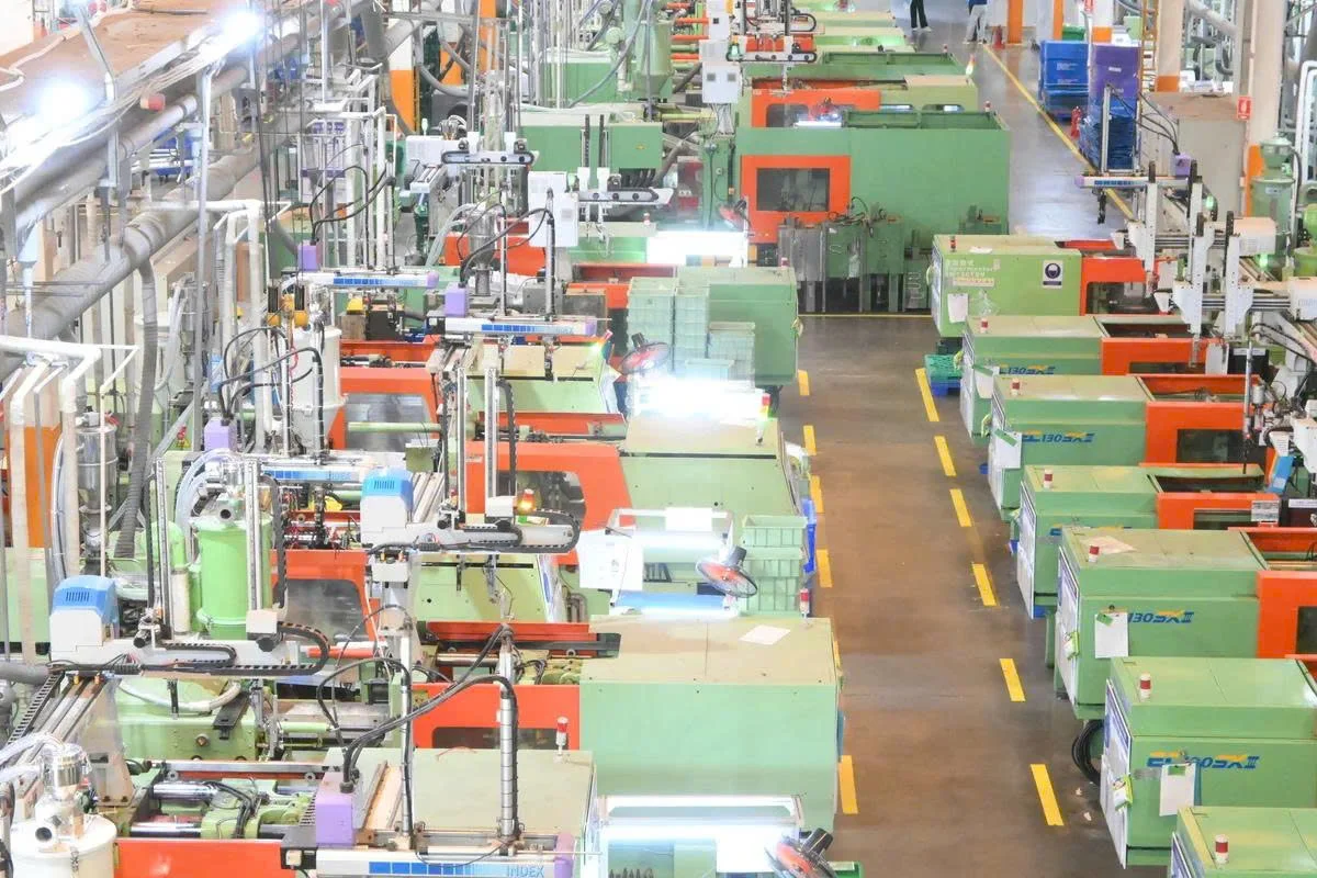 Plastic component manufacturing