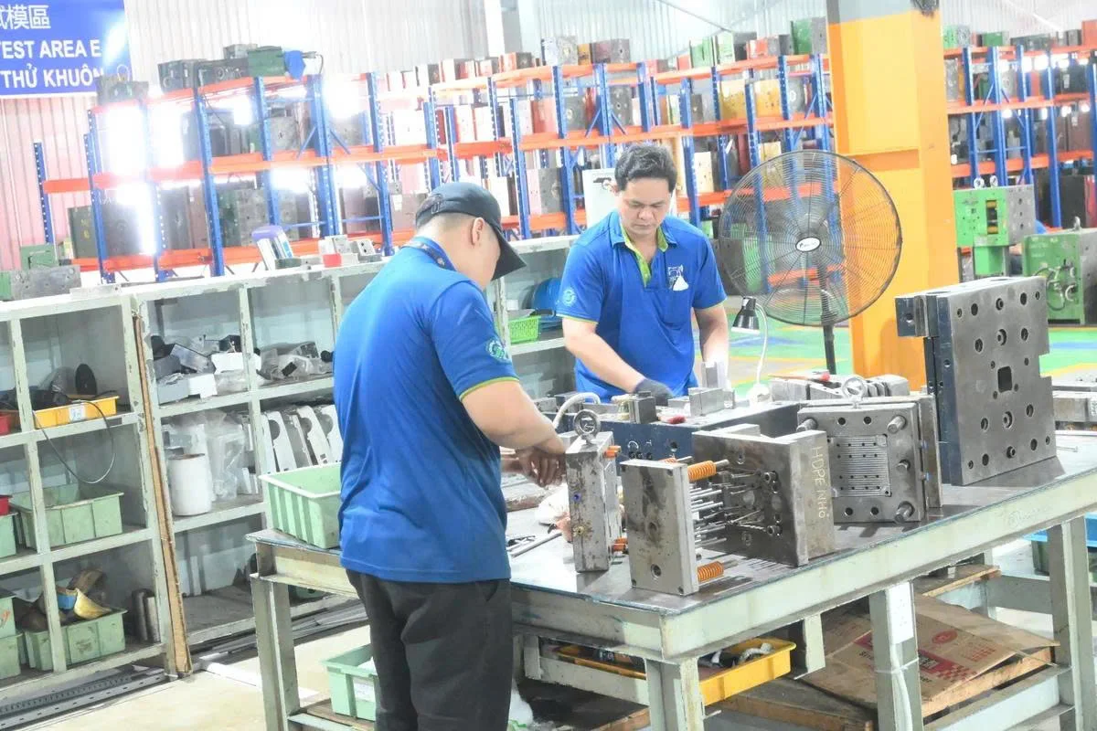 Custom plastic injection molding