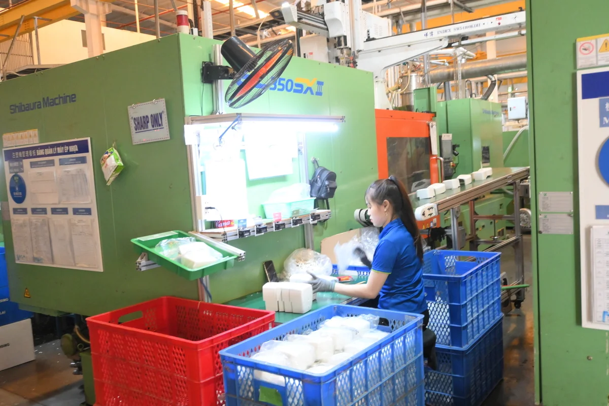 nhà máy ép nhựa linh kiện